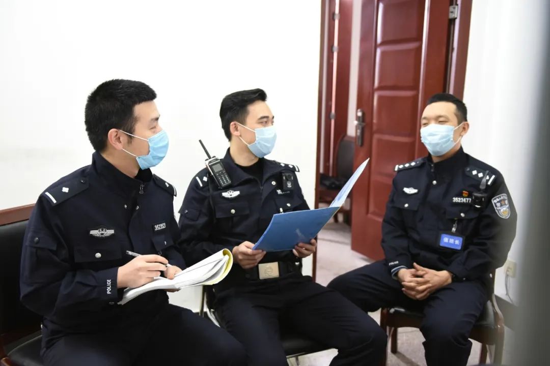 包含深圳男篮内部会议纪要流出：清晨强势反弹，欧联使命明确，轮换策略成焦点的词条